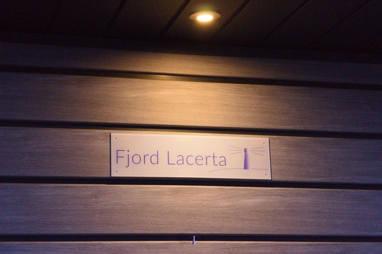 Hausboot Fjord Lacerta Mit Dachterrasse In Wendtorf Exterior foto