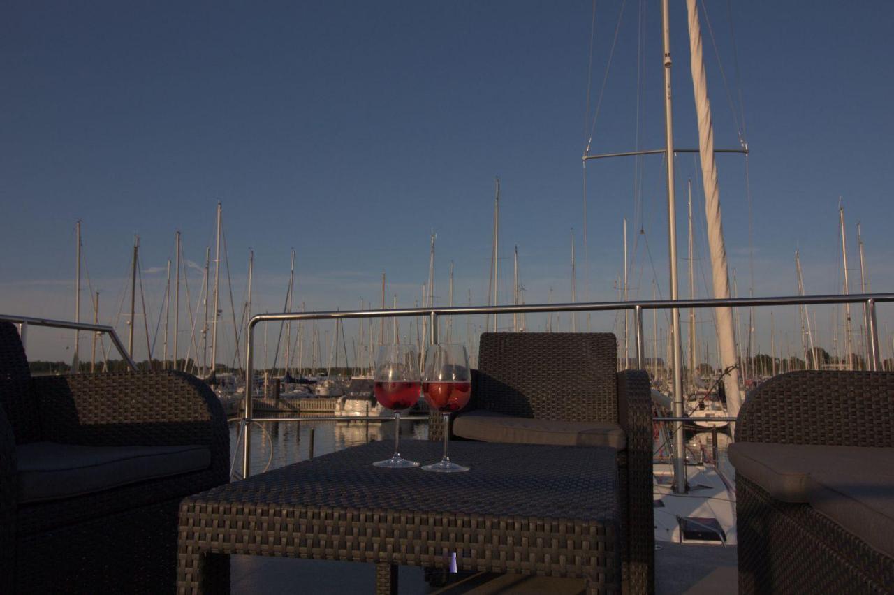 Hausboot Fjord Lacerta Mit Dachterrasse In Wendtorf Exterior foto